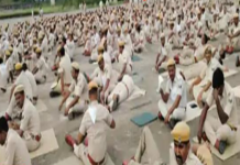 भीषण धूप में भूख हड़ताल पर बैठे करीब एक हजार जवान, जहरीला भोजन खाने से बिगड़ी थी तबीयत; कमांडेंट को हटाने की मांग भीषण धूप में भूख हड़ताल पर बैठे करीब एक हजार जवान