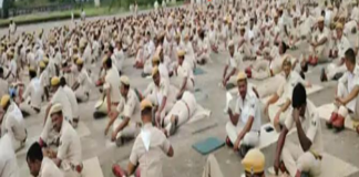भीषण धूप में भूख हड़ताल पर बैठे करीब एक हजार जवान