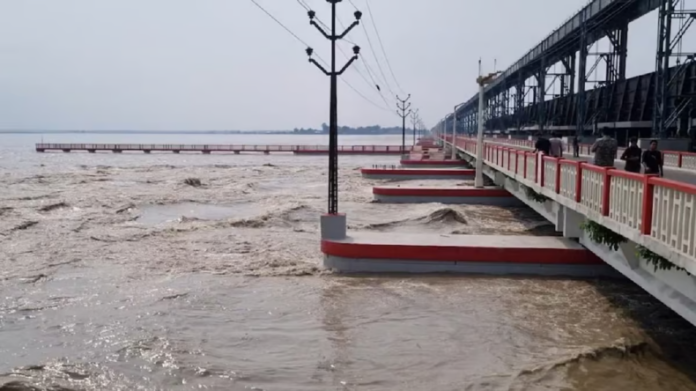 कोसी बराज पर चढ़ा पानी, इंडो-नेपाल रोड बंद