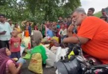 पिता के श्राद्धकर्म के बाद बाढ़ पीड़ितों की सहायता में जुटे पप्पू यादव, एक – एक आदमी को बांटने लगे पैसे